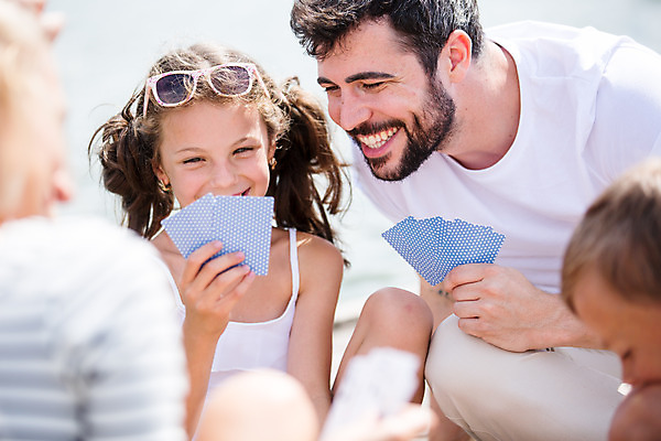 포토 JPG 주간 서양인 외국인 모자 응시 여자 남자 딸 행복 아들 여유 어린이 여행 가족 엄마 가족여행 미소 사람 앉기 소녀 소년 여러명 상반신 20대 성인 야외 앞모습 옆모습 뒷모습 10대 30대 선글라스 화목 가족라이프 트럼프 아빠 즐거움 체코 보드게임 국내포토 자연요소 라이프스타일 시선 잡화 감정 유럽 안경 뷰포인트 다수 컨셉 관계 모션 청소년 놀이 표정 인종 청년 장년 놀이용품 파일형식