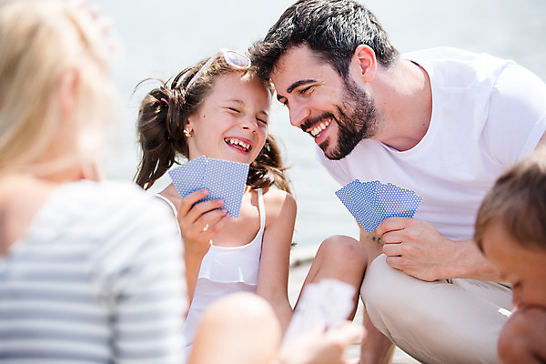 포토 JPG 주간 서양인 외국인 모자 응시 여자 남자 딸 행복 아들 여유 어린이 여행 가족 엄마 가족여행 미소 사람 앉기 소녀 소년 여러명 상반신 20대 성인 야외 앞모습 옆모습 뒷모습 10대 30대 선글라스 화목 가족라이프 트럼프 아빠 즐거움 체코 보드게임 국내포토 자연요소 라이프스타일 시선 잡화 감정 유럽 안경 뷰포인트 다수 컨셉 관계 모션 청소년 놀이 표정 인종 청년 장년 놀이용품 파일형식