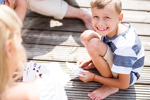 포토 JPG 주간 전신 서양인 외국인 응시 여자 남자 딸 행복 아들 여유 어린이 여행 가족 엄마 가족여행 미소 사람 앉기 여러명 20대 성인 야외 옆모습 10대 30대 화목 하반신 가족라이프 트럼프 아빠 즐거움 체코 보드게임 국내포토 자연요소 라이프스타일 시선 감정 유럽 뷰포인트 다수 컨셉 관계 모션 청소년 놀이 표정 인종 청년 장년 놀이용품 파일형식