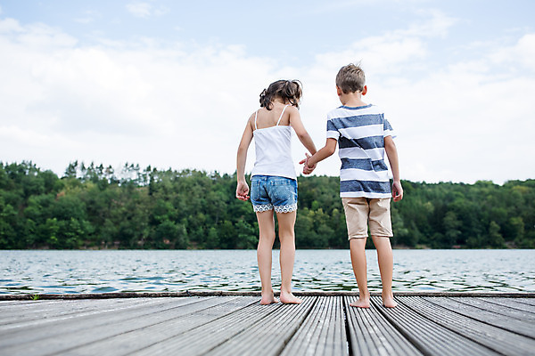 포토 JPG 주간 전신 서양인 외국인 응시 여자 남자 딸 아들 어린이 여행 가족 가족여행 남매 서기 사람 소녀 소년 야외 두명 뒷모습 10대 강 손잡기 화목 가족라이프 즐거움 체코 어린이만 국내포토 자연요소 라이프스타일 시선 감정 유럽 뷰포인트 컨셉 관계 모션 청소년 인종 파일형식