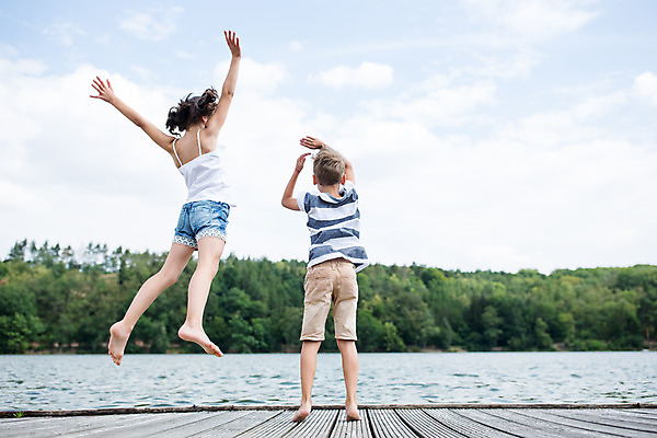 포토 JPG 주간 전신 서양인 외국인 응시 여자 남자 딸 아들 어린이 여행 가족 가족여행 남매 서기 사람 소녀 소년 야외 두명 뒷모습 10대 강 손들기 점프 화목 만세 자녀 가족라이프 즐거움 체코 어린이만 국내포토 자연요소 라이프스타일 시선 감정 유럽 뷰포인트 컨셉 관계 모션 청소년 인종 파일형식