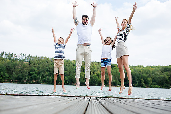 포토 JPG 주간 전신 서양인 외국인 응시 여자 남자 딸 아들 어린이 여행 가족 엄마 가족여행 서기 미소 사람 소녀 소년 여러명 20대 성인 야외 앞모습 10대 30대 강 부모 손들기 점프 화목 만세 자녀 가족라이프 아빠 즐거움 체코 국내포토 자연요소 라이프스타일 시선 감정 유럽 뷰포인트 다수 컨셉 관계 모션 청소년 표정 인종 청년 장년 파일형식
