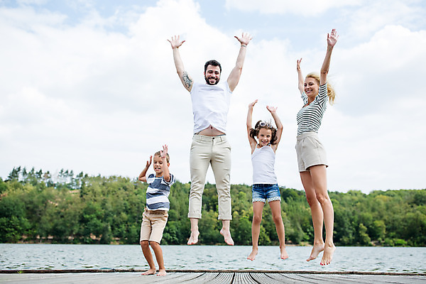 포토 JPG 주간 전신 서양인 외국인 응시 여자 남자 딸 아들 어린이 여행 가족 엄마 가족여행 서기 미소 사람 소녀 소년 여러명 20대 성인 야외 앞모습 10대 30대 강 부모 손들기 점프 화목 만세 자녀 가족라이프 아빠 즐거움 체코 국내포토 자연요소 라이프스타일 시선 감정 유럽 뷰포인트 다수 컨셉 관계 모션 청소년 표정 인종 청년 장년 파일형식