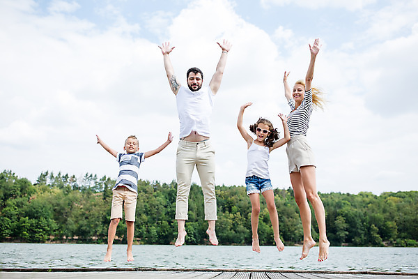 포토 JPG 주간 전신 서양인 외국인 응시 여자 남자 딸 아들 어린이 여행 가족 엄마 가족여행 서기 미소 사람 소녀 소년 여러명 20대 성인 야외 앞모습 10대 30대 강 부모 손들기 점프 화목 만세 자녀 가족라이프 아빠 즐거움 체코 국내포토 자연요소 라이프스타일 시선 감정 유럽 뷰포인트 다수 컨셉 관계 모션 청소년 표정 인종 청년 장년 파일형식