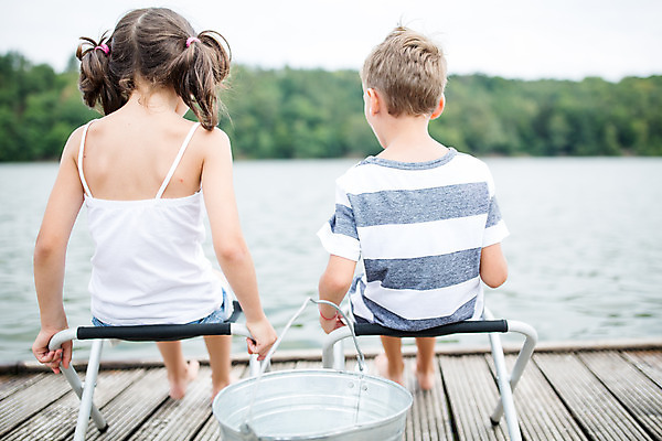 포토 JPG 주간 서양인 외국인 응시 여자 남자 딸 아들 어린이 여행 의자 가족 가족여행 남매 사람 앉기 소녀 소년 야외 두명 뒷모습 10대 강 화목 자녀 가족라이프 즐거움 체코 어린이만 국내포토 자연요소 라이프스타일 시선 감정 유럽 뷰포인트 가구 컨셉 관계 모션 청소년 인종 파일형식