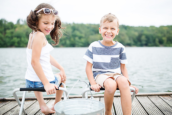 포토 JPG 주간 전신 서양인 외국인 응시 여자 남자 어린이 여행 의자 가족 가족여행 남매 미소 사람 앉기 소녀 소년 야외 두명 앞모습 10대 강 화목 가족라이프 즐거움 체코 어린이만 국내포토 자연요소 라이프스타일 시선 감정 유럽 뷰포인트 가구 컨셉 관계 모션 청소년 표정 인종 파일형식