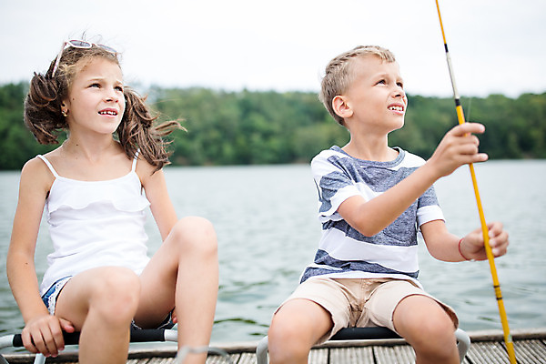 포토 JPG 주간 서양인 외국인 응시 여자 남자 딸 아들 어린이 여행 가족 낚시 가족여행 남매 앉기 소녀 소년 상반신 야외 두명 앞모습 10대 강 화목 가족라이프 낚싯대 즐거움 체코 남동생 누나 어린이만 국내포토 자연요소 라이프스타일 시선 감정 유럽 뷰포인트 컨셉 관계 모션 청소년 레저 사람 인종 낚시용품 동생 파일형식