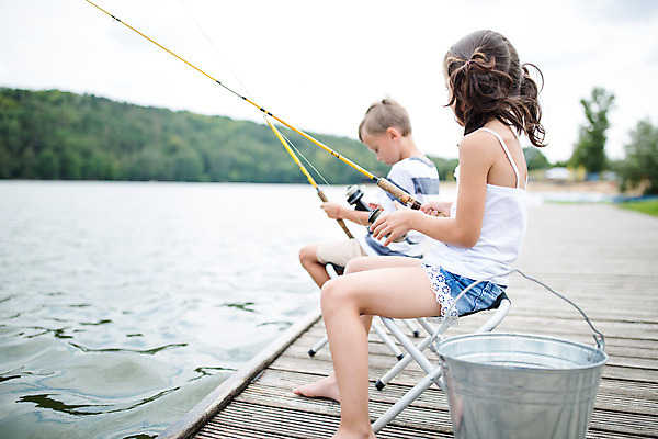 포토 JPG 주간 전신 서양인 외국인 여자 남자 딸 아들 어린이 여행 가족 낚시 가족여행 남매 앉기 소녀 소년 야외 두명 옆모습 10대 강 화목 가족라이프 낚싯대 양동이 즐거움 체코 남동생 누나 어린이만 국내포토 자연요소 라이프스타일 감정 유럽 뷰포인트 컨셉 관계 모션 청소년 레저 사람 인종 낚시용품 동생 파일형식