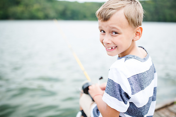 포토 JPG 주간 서양인 외국인 남자 아들 어린이 여행 가족 낚시 가족여행 한명 미소 앉기 소년 상반신 야외 뒷모습 강 가족라이프 뒤돌아보기 낚싯대 즐거움 체코 소년한명만 국내포토 자연요소 1 라이프스타일 감정 유럽 뷰포인트 관계 모션 레저 표정 사람 인종 낚시용품 남자한명만 소년만 파일형식