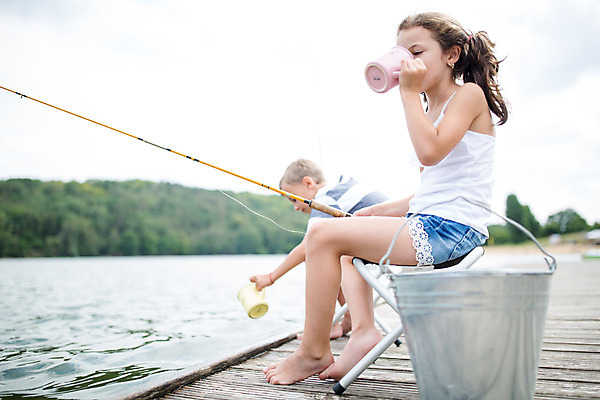 포토 JPG 주간 전신 서양인 외국인 여자 남자 딸 아들 어린이 로우앵글 여행 가족 낚시 가족여행 남매 미소 앉기 소녀 소년 야외 두명 옆모습 10대 강 화목 가족라이프 낚싯대 양동이 즐거움 체코 남동생 누나 어린이만 국내포토 자연요소 라이프스타일 감정 유럽 뷰포인트 컨셉 관계 모션 청소년 레저 표정 사람 인종 낚시용품 동생 파일형식