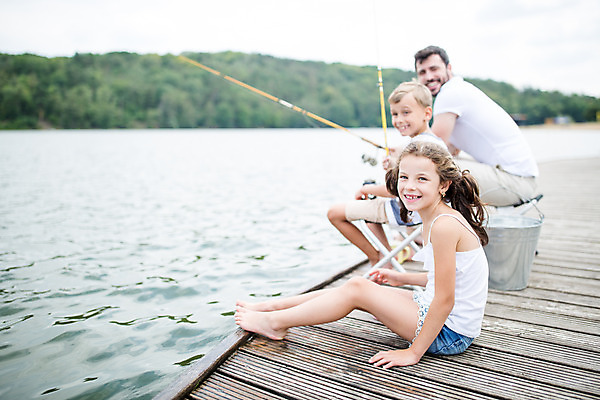포토 JPG 주간 전신 서양인 외국인 여자 남자 딸 아들 어린이 여행 가족 낚시 가족여행 미소 앉기 소녀 소년 20대 성인 야외 옆모습 10대 세명 강 화목 가족라이프 아빠 낚싯대 즐거움 체코 국내포토 자연요소 라이프스타일 감정 유럽 뷰포인트 컨셉 관계 모션 청소년 레저 표정 사람 인종 청년 낚시용품 파일형식