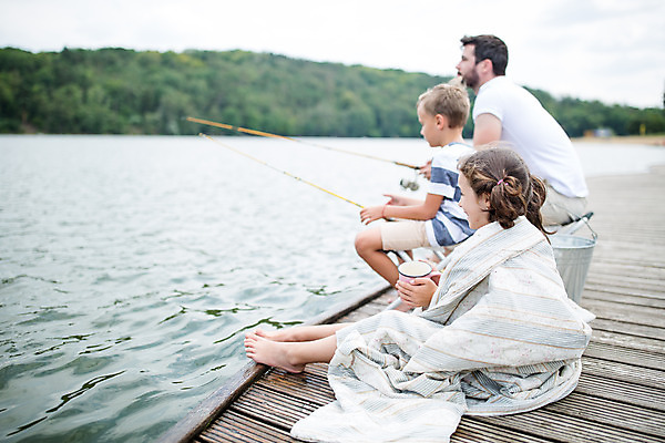 포토 JPG 주간 전신 서양인 외국인 응시 여자 남자 딸 아들 어린이 여행 가족 낚시 가족여행 미소 앉기 소녀 소년 20대 성인 야외 옆모습 10대 세명 강 화목 가족라이프 아빠 낚싯대 즐거움 체코 국내포토 자연요소 라이프스타일 시선 감정 유럽 뷰포인트 컨셉 관계 모션 청소년 레저 표정 사람 인종 청년 낚시용품 파일형식