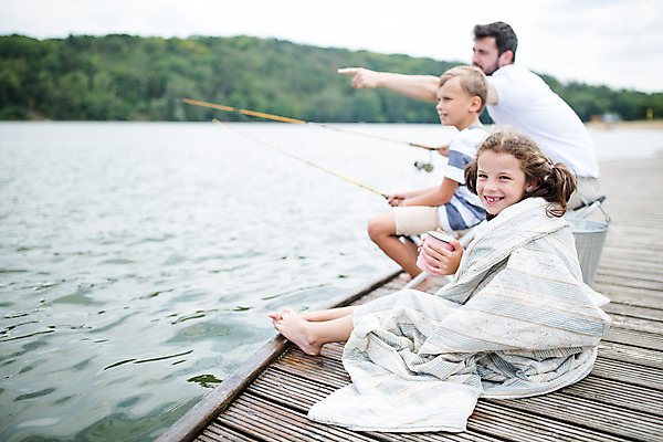 포토 JPG 주간 전신 서양인 외국인 여자 남자 딸 아들 어린이 여행 가족 낚시 가족여행 미소 앉기 소녀 소년 20대 성인 야외 옆모습 10대 세명 강 화목 가리킴 가족라이프 아빠 낚싯대 즐거움 체코 국내포토 자연요소 라이프스타일 감정 유럽 뷰포인트 컨셉 관계 모션 청소년 레저 표정 사람 인종 손짓 청년 낚시용품 파일형식