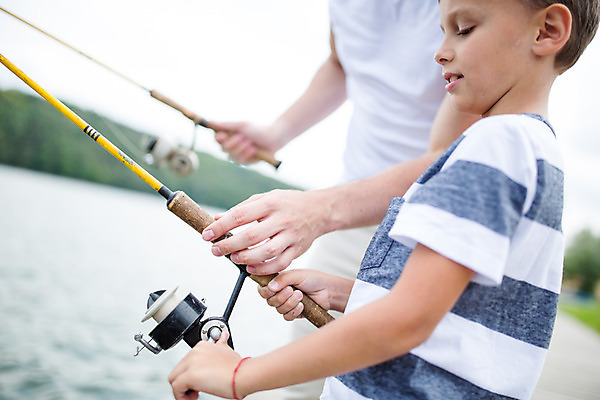 포토 JPG 주간 서양인 외국인 남자 아들 어린이 여행 가족 낚시 가족여행 서기 소년 상반신 20대 성인 야외 두명 옆모습 강 화목 잡기 가족라이프 가르침 아빠 낚싯대 즐거움 체코 부자지간 남자만 국내포토 자연요소 라이프스타일 교육 감정 유럽 뷰포인트 컨셉 관계 모션 레저 사람 인종 청년 낚시용품 파일형식