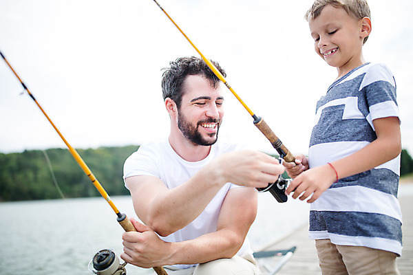 포토 JPG 주간 서양인 외국인 남자 아들 어린이 여행 가족 낚시 가족여행 서기 미소 앉기 소년 상반신 20대 성인 야외 두명 앞모습 옆모습 강 화목 가족라이프 가르침 아빠 낚싯대 즐거움 체코 부자지간 남자만 국내포토 자연요소 라이프스타일 교육 감정 유럽 뷰포인트 컨셉 관계 모션 레저 표정 사람 인종 청년 낚시용품 파일형식