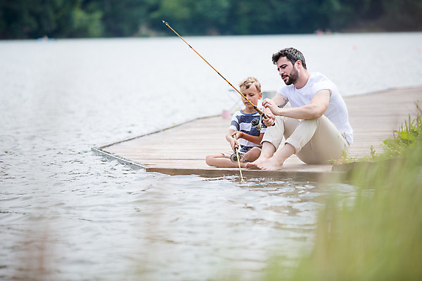 포토 JPG 주간 전신 서양인 외국인 남자 아들 어린이 여행 가족 낚시 가족여행 앉기 소년 20대 성인 야외 두명 앞모습 옆모습 아웃포커스 강 화목 가족라이프 가르침 아빠 낚싯대 즐거움 체코 부자지간 남자만 국내포토 자연요소 라이프스타일 교육 감정 유럽 뷰포인트 컨셉 관계 모션 레저 촬영기법 사람 인종 청년 낚시용품 파일형식