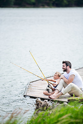 포토 JPG 주간 전신 서양인 외국인 남자 아들 어린이 여행 가족 낚시 가족여행 미소 앉기 소년 20대 성인 야외 두명 옆모습 강 화목 가리킴 가족라이프 아빠 낚싯대 즐거움 체코 부자지간 남자만 국내포토 자연요소 라이프스타일 감정 유럽 뷰포인트 컨셉 관계 모션 레저 표정 사람 인종 손짓 청년 낚시용품 파일형식