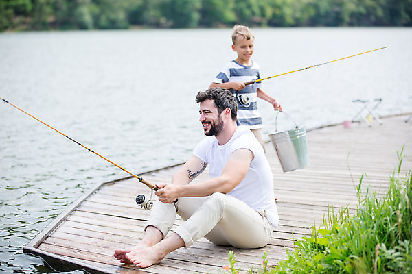 포토 JPG 주간 전신 서양인 외국인 남자 아들 어린이 여행 가족 낚시 가족여행 서기 들기 앉기 소년 20대 성인 야외 두명 앞모습 옆모습 강 화목 가족라이프 아빠 낚싯대 양동이 즐거움 체코 부자지간 남자만 국내포토 자연요소 라이프스타일 감정 유럽 뷰포인트 컨셉 관계 모션 레저 사람 인종 청년 낚시용품 파일형식