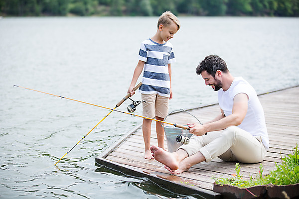 포토 JPG 주간 전신 서양인 외국인 남자 아들 어린이 여행 가족 낚시 가족여행 서기 앉기 소년 20대 성인 야외 두명 앞모습 옆모습 강 화목 가족라이프 아빠 낚싯대 양동이 즐거움 체코 부자지간 남자만 국내포토 자연요소 라이프스타일 감정 유럽 뷰포인트 컨셉 관계 모션 레저 사람 인종 청년 낚시용품 파일형식