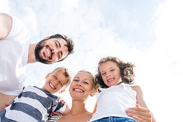 포토 JPG 주간 서양인 외국인 딸 행복 아들 어린이 로우앵글 여행 가족 하늘 엄마 가족여행 미소 소녀 소년 여러명 상반신 20대 성인 야외 앞모습 10대 30대 소풍 화목 가족라이프 아빠 즐거움 체코 국내포토 자연요소 라이프스타일 여자 남자 감정 유럽 뷰포인트 다수 컨셉 관계 청소년 표정 사람 인종 청년 장년 야외활동 파일형식