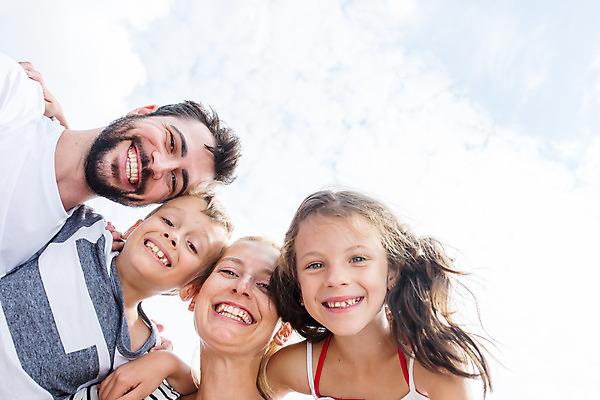 포토 JPG 주간 서양인 외국인 딸 행복 아들 어린이 로우앵글 여행 가족 하늘 엄마 가족여행 미소 소녀 소년 여러명 상반신 20대 성인 야외 앞모습 10대 30대 소풍 화목 가족라이프 아빠 즐거움 체코 국내포토 자연요소 라이프스타일 여자 남자 감정 유럽 뷰포인트 다수 컨셉 관계 청소년 표정 사람 인종 청년 장년 야외활동 파일형식