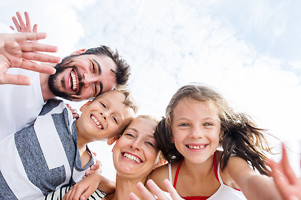 포토 JPG 주간 서양인 외국인 딸 행복 아들 어린이 로우앵글 여행 가족 하늘 엄마 가족여행 미소 소녀 소년 여러명 상반신 20대 성인 야외 앞모습 10대 30대 소풍 화목 가족라이프 아빠 즐거움 손인사 체코 국내포토 자연요소 라이프스타일 여자 남자 감정 유럽 뷰포인트 다수 컨셉 관계 청소년 표정 사람 인종 청년 장년 야외활동 인사 파일형식