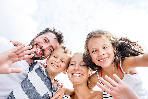 포토 JPG 주간 서양인 외국인 딸 행복 아들 어린이 로우앵글 여행 가족 하늘 엄마 가족여행 미소 소녀 소년 여러명 상반신 20대 성인 야외 앞모습 10대 30대 소풍 화목 가족라이프 아빠 즐거움 손인사 체코 국내포토 자연요소 라이프스타일 여자 남자 감정 유럽 뷰포인트 다수 컨셉 관계 청소년 표정 사람 인종 청년 장년 야외활동 인사 파일형식