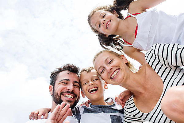 포토 JPG 주간 서양인 외국인 딸 행복 아들 어린이 로우앵글 여행 가족 하늘 엄마 가족여행 미소 소녀 소년 여러명 상반신 20대 성인 야외 앞모습 10대 30대 소풍 화목 가족라이프 아빠 즐거움 손인사 체코 국내포토 자연요소 라이프스타일 여자 남자 감정 유럽 뷰포인트 다수 컨셉 관계 청소년 표정 사람 인종 청년 장년 야외활동 인사 파일형식