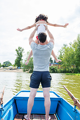 포토 JPG 주간 서양인 외국인 여자 남자 딸 어린이 여행 가족 팔벌리기 가족여행 서기 들기 사람 20대 성인 야외 두명 뒷모습 10대 강 손들기 점프 화목 가족라이프 아빠 즐거움 체코 선박 들어올리기 부녀 국내포토 자연요소 라이프스타일 감정 유럽 뷰포인트 컨셉 수상교통 관계 모션 청소년 인종 청년 파일형식