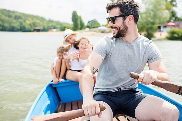 포토 JPG 주간 전신 서양인 외국인 응시 여자 남자 딸 아들 어린이 여행 가족 엄마 가족여행 미소 사람 앉기 여러명 상반신 20대 성인 야외 앞모습 10대 30대 강 부모 선글라스 손들기 화목 자녀 잡기 가족라이프 아빠 승차 즐거움 노 손인사 체코 노젓기 배타기 선박 국내포토 자연요소 라이프스타일 시선 감정 유럽 안경 뷰포인트 다수 컨셉 수상교통 관계 모션 청소년 표정 인종 청년 장년 인사 파일형식