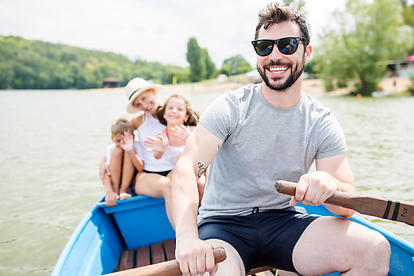포토 JPG 주간 전신 서양인 외국인 응시 여자 남자 딸 아들 어린이 여행 가족 엄마 가족여행 미소 사람 앉기 여러명 상반신 20대 성인 야외 앞모습 10대 30대 강 부모 선글라스 손들기 화목 자녀 잡기 가족라이프 아빠 승차 즐거움 노 손인사 체코 노젓기 배타기 선박 국내포토 자연요소 라이프스타일 시선 감정 유럽 안경 뷰포인트 다수 컨셉 수상교통 관계 모션 청소년 표정 인종 청년 장년 인사 파일형식