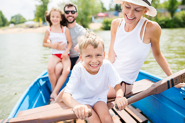 포토 JPG 주간 전신 서양인 외국인 응시 여자 남자 딸 아들 어린이 여행 가족 엄마 가족여행 미소 사람 앉기 여러명 20대 성인 야외 앞모습 10대 30대 강 부모 선글라스 화목 자녀 잡기 가족라이프 아빠 즐거움 노 체코 노젓기 선박 국내포토 자연요소 라이프스타일 시선 감정 유럽 안경 뷰포인트 다수 컨셉 수상교통 관계 모션 청소년 표정 인종 청년 장년 파일형식