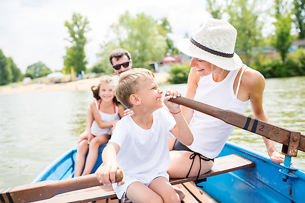 포토 JPG 주간 전신 서양인 외국인 응시 여자 남자 딸 아들 어린이 여행 가족 엄마 가족여행 미소 사람 앉기 소녀 소년 여러명 20대 성인 야외 앞모습 옆모습 10대 30대 강 선글라스 마주보기 화목 잡기 가족라이프 아빠 즐거움 체코 노젓기 선박 국내포토 자연요소 라이프스타일 시선 감정 유럽 안경 뷰포인트 다수 컨셉 수상교통 관계 모션 청소년 표정 인종 청년 장년 파일형식