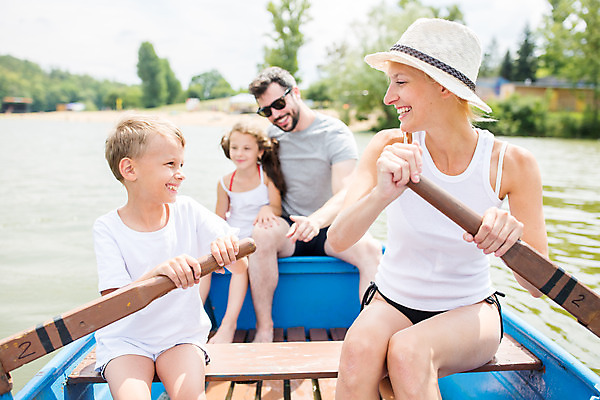 포토 JPG 주간 전신 서양인 외국인 응시 여자 남자 딸 아들 어린이 여행 손가락 가족 엄마 가족여행 미소 사람 앉기 소녀 소년 여러명 상반신 20대 성인 야외 앞모습 10대 30대 강 부모 선글라스 마주보기 화목 자녀 가리킴 잡기 가족라이프 아빠 즐거움 노 체코 노젓기 선박 국내포토 자연요소 라이프스타일 손 시선 감정 유럽 안경 뷰포인트 다수 컨셉 수상교통 관계 모션 청소년 표정 인종 손짓 청년 장년 파일형식