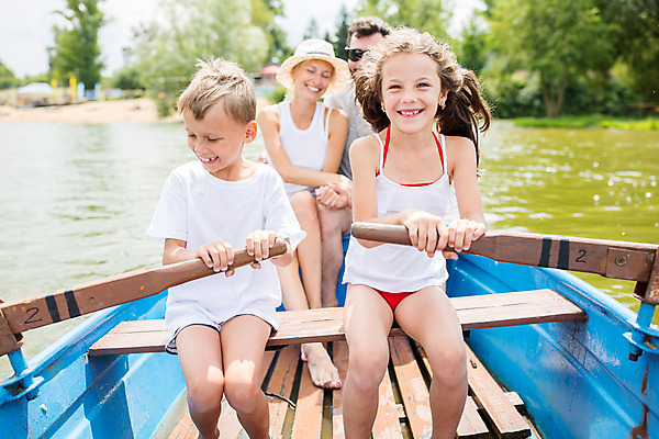 포토 JPG 주간 전신 서양인 외국인 응시 여자 남자 딸 아들 어린이 여행 가족 엄마 가족여행 미소 사람 앉기 소녀 소년 여러명 20대 성인 야외 앞모습 10대 30대 강 선글라스 화목 잡기 가족라이프 아빠 즐거움 체코 노젓기 선박 국내포토 자연요소 라이프스타일 시선 감정 유럽 안경 뷰포인트 다수 컨셉 수상교통 관계 모션 청소년 표정 인종 청년 장년 파일형식