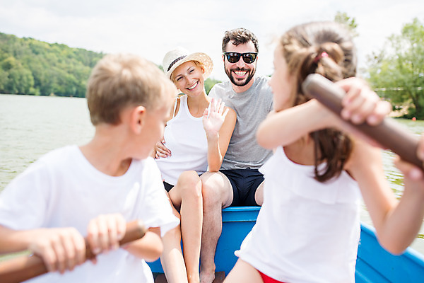 포토 JPG 주간 서양인 외국인 응시 여자 남자 딸 아들 어린이 여행 가족 엄마 가족여행 미소 사람 앉기 소녀 소년 여러명 상반신 20대 성인 야외 앞모습 10대 30대 강 부모 선글라스 마주보기 화목 자녀 잡기 가족라이프 뒤돌아보기 아빠 즐거움 손인사 체코 노젓기 선박 국내포토 자연요소 라이프스타일 시선 감정 유럽 안경 뷰포인트 다수 컨셉 수상교통 관계 모션 청소년 표정 인종 청년 장년 인사 파일형식