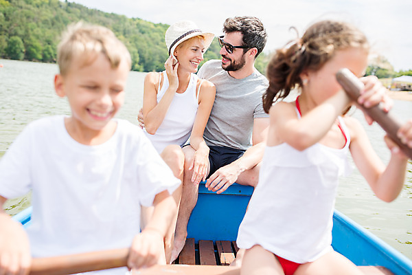포토 JPG 주간 서양인 외국인 응시 여자 남자 딸 아들 어린이 여행 가족 엄마 가족여행 미소 사람 앉기 소녀 소년 여러명 상반신 20대 성인 야외 앞모습 10대 30대 강 부모 선글라스 마주보기 화목 자녀 잡기 가족라이프 아빠 즐거움 체코 노젓기 선박 국내포토 자연요소 라이프스타일 시선 감정 유럽 안경 뷰포인트 다수 컨셉 수상교통 관계 모션 청소년 표정 인종 청년 장년 파일형식