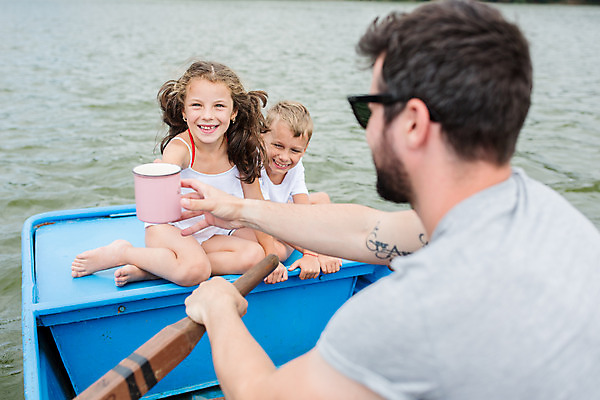 포토 JPG 주간 전신 서양인 외국인 응시 여자 남자 딸 아들 어린이 여행 가족 가족여행 미소 들기 사람 앉기 상반신 20대 성인 야외 앞모습 뒷모습 10대 컵 세명 강 선글라스 화목 잡기 가족라이프 아빠 즐거움 체코 노젓기 선박 국내포토 자연요소 라이프스타일 식기 시선 감정 유럽 안경 뷰포인트 컨셉 수상교통 관계 모션 청소년 표정 인종 청년 파일형식