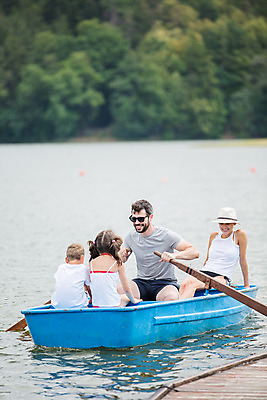 포토 JPG 주간 서양인 외국인 응시 여자 남자 딸 아들 어린이 여행 가족 엄마 가족여행 미소 사람 앉기 소녀 소년 여러명 상반신 20대 성인 야외 앞모습 뒷모습 10대 30대 강 마주보기 화목 잡기 가족라이프 아빠 즐거움 체코 노젓기 선박 국내포토 자연요소 라이프스타일 시선 감정 유럽 뷰포인트 다수 컨셉 수상교통 관계 모션 청소년 표정 인종 청년 장년 파일형식