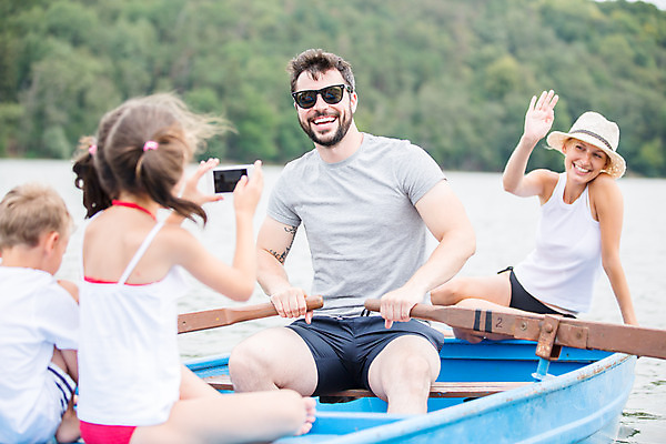 포토 JPG 주간 서양인 외국인 응시 여자 남자 딸 아들 어린이 여행 가족 엄마 가족여행 미소 사람 앉기 소녀 소년 여러명 상반신 20대 성인 야외 앞모습 뒷모습 10대 30대 스마트폰 강 마주보기 사진촬영 화목 잡기 가족라이프 아빠 즐거움 체코 노젓기 선박 국내포토 자연요소 라이프스타일 시선 감정 유럽 뷰포인트 다수 컨셉 수상교통 관계 모션 청소년 표정 인종 청년 장년 핸드폰 스마트기기 촬영 파일형식