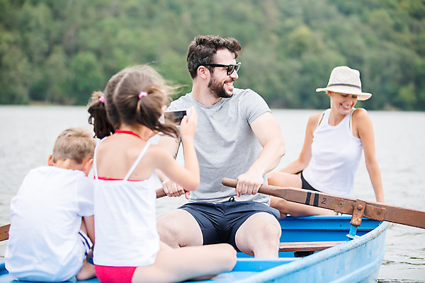 포토 JPG 주간 서양인 외국인 응시 여자 남자 딸 아들 어린이 여행 가족 엄마 가족여행 미소 사람 앉기 소녀 소년 여러명 상반신 20대 성인 야외 앞모습 뒷모습 10대 30대 스마트폰 강 선글라스 마주보기 사진촬영 화목 잡기 가족라이프 아빠 즐거움 체코 노젓기 선박 국내포토 자연요소 라이프스타일 시선 감정 유럽 안경 뷰포인트 다수 컨셉 수상교통 관계 모션 청소년 표정 인종 청년 장년 핸드폰 스마트기기 촬영 파일형식