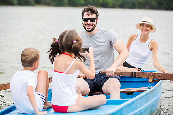 포토 JPG 주간 서양인 외국인 응시 여자 남자 딸 아들 어린이 여행 가족 엄마 가족여행 미소 사람 앉기 소녀 소년 여러명 상반신 20대 성인 야외 앞모습 뒷모습 10대 30대 스마트폰 강 선글라스 마주보기 사진촬영 화목 잡기 가족라이프 아빠 즐거움 체코 노젓기 선박 국내포토 자연요소 라이프스타일 시선 감정 유럽 안경 뷰포인트 다수 컨셉 수상교통 관계 모션 청소년 표정 인종 청년 장년 핸드폰 스마트기기 촬영 파일형식