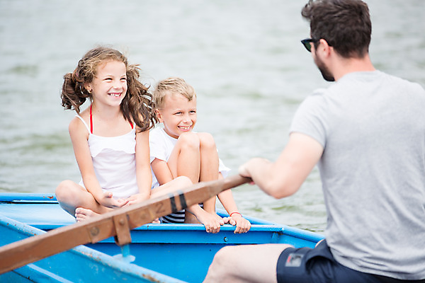 포토 JPG 주간 전신 서양인 외국인 여자 남자 딸 아들 어린이 여행 가족 가족여행 미소 사람 앉기 소녀 소년 상반신 20대 성인 야외 앞모습 뒷모습 10대 세명 강 부모 선글라스 마주보기 화목 자녀 가족라이프 아빠 즐거움 체코 노젓기 선박 국내포토 자연요소 라이프스타일 감정 유럽 안경 뷰포인트 컨셉 수상교통 관계 모션 청소년 표정 인종 청년 파일형식