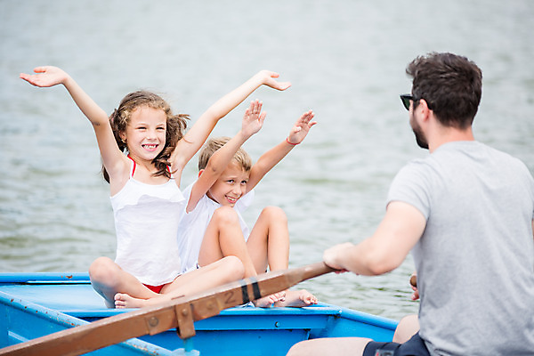 포토 JPG 주간 전신 서양인 외국인 응시 여자 남자 아들 어린이 여행 가족 가족여행 미소 사람 앉기 소녀 소년 상반신 20대 성인 야외 앞모습 뒷모습 10대 세명 강 부모 선글라스 손들기 마주보기 화목 만세 자녀 가족라이프 아빠 즐거움 체코 노젓기 선박 국내포토 자연요소 라이프스타일 시선 감정 유럽 안경 뷰포인트 컨셉 수상교통 관계 모션 청소년 표정 인종 청년 파일형식