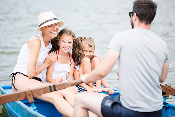 포토 JPG 주간 서양인 외국인 모자 응시 여자 남자 딸 아들 어린이 여행 가족 엄마 가족여행 미소 사람 앉기 소녀 소년 여러명 상반신 20대 성인 야외 앞모습 뒷모습 10대 30대 강 부모 마주보기 화목 자녀 잡기 가족라이프 아빠 즐거움 체코 노젓기 선박 국내포토 자연요소 라이프스타일 시선 잡화 감정 유럽 뷰포인트 다수 컨셉 수상교통 관계 모션 청소년 표정 인종 청년 장년 파일형식