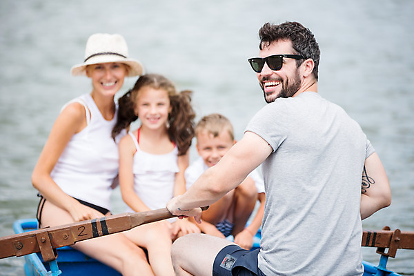 포토 JPG 주간 서양인 외국인 모자 응시 여자 남자 딸 아들 어린이 여행 가족 엄마 가족여행 미소 사람 앉기 소녀 소년 여러명 상반신 20대 성인 야외 앞모습 뒷모습 10대 30대 강 선글라스 마주보기 화목 잡기 가족라이프 뒤돌아보기 아빠 즐거움 체코 노젓기 선박 국내포토 자연요소 라이프스타일 시선 잡화 감정 유럽 안경 뷰포인트 다수 컨셉 수상교통 관계 모션 청소년 표정 인종 청년 장년 파일형식