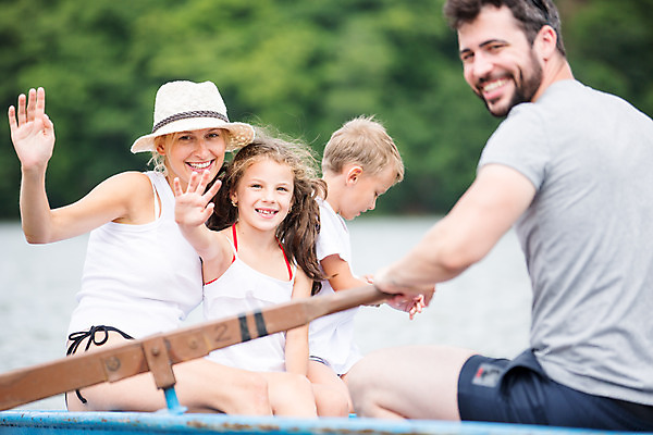 포토 JPG 주간 서양인 외국인 모자 응시 여자 남자 딸 아들 어린이 여행 가족 엄마 가족여행 미소 사람 앉기 소녀 소년 여러명 상반신 20대 성인 야외 앞모습 뒷모습 10대 30대 강 부모 선글라스 마주보기 화목 자녀 잡기 가족라이프 아빠 즐거움 손인사 체코 노젓기 선박 국내포토 자연요소 라이프스타일 시선 잡화 감정 유럽 안경 뷰포인트 다수 컨셉 수상교통 관계 모션 청소년 표정 인종 청년 장년 인사 파일형식