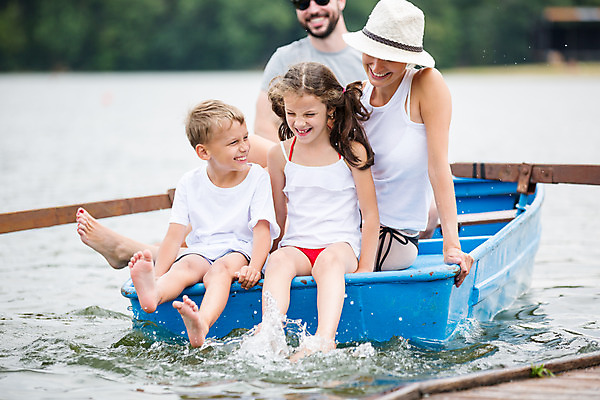 포토 JPG 주간 전신 서양인 외국인 모자 응시 여자 남자 딸 아들 어린이 여행 가족 물놀이 물장구 엄마 가족여행 미소 사람 앉기 소녀 소년 여러명 20대 성인 야외 앞모습 10대 30대 강 부모 선글라스 화목 자녀 잡기 가족라이프 아빠 즐거움 체코 노젓기 선박 국내포토 자연요소 라이프스타일 시선 잡화 감정 유럽 안경 뷰포인트 다수 컨셉 수상교통 관계 모션 청소년 놀이 표정 인종 청년 장년 파일형식
