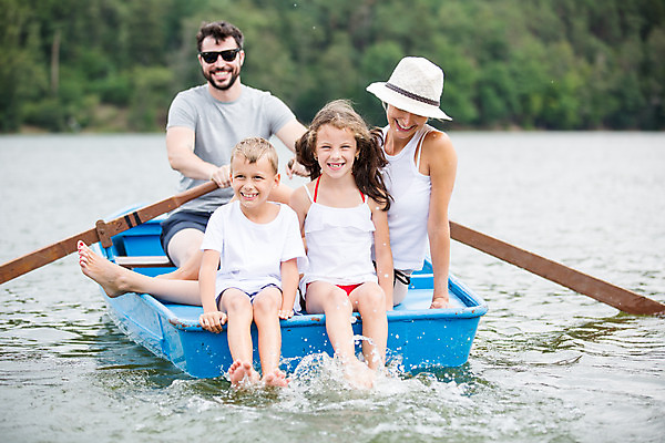 포토 JPG 주간 전신 서양인 외국인 모자 응시 여자 남자 딸 아들 어린이 여행 가족 물놀이 물장구 엄마 가족여행 미소 사람 앉기 소녀 소년 여러명 20대 성인 야외 앞모습 10대 30대 강 부모 선글라스 화목 자녀 잡기 가족라이프 아빠 즐거움 체코 노젓기 선박 국내포토 자연요소 라이프스타일 시선 잡화 감정 유럽 안경 뷰포인트 다수 컨셉 수상교통 관계 모션 청소년 놀이 표정 인종 청년 장년 파일형식