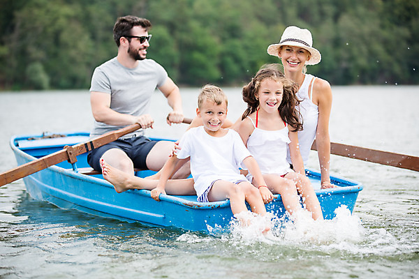 포토 JPG 주간 전신 서양인 외국인 모자 응시 여자 남자 딸 아들 어린이 여행 가족 물놀이 물장구 엄마 가족여행 미소 사람 앉기 소녀 소년 여러명 20대 성인 야외 앞모습 10대 30대 강 부모 선글라스 화목 자녀 잡기 가족라이프 아빠 즐거움 체코 노젓기 선박 국내포토 자연요소 라이프스타일 시선 잡화 감정 유럽 안경 뷰포인트 다수 컨셉 수상교통 관계 모션 청소년 놀이 표정 인종 청년 장년 파일형식